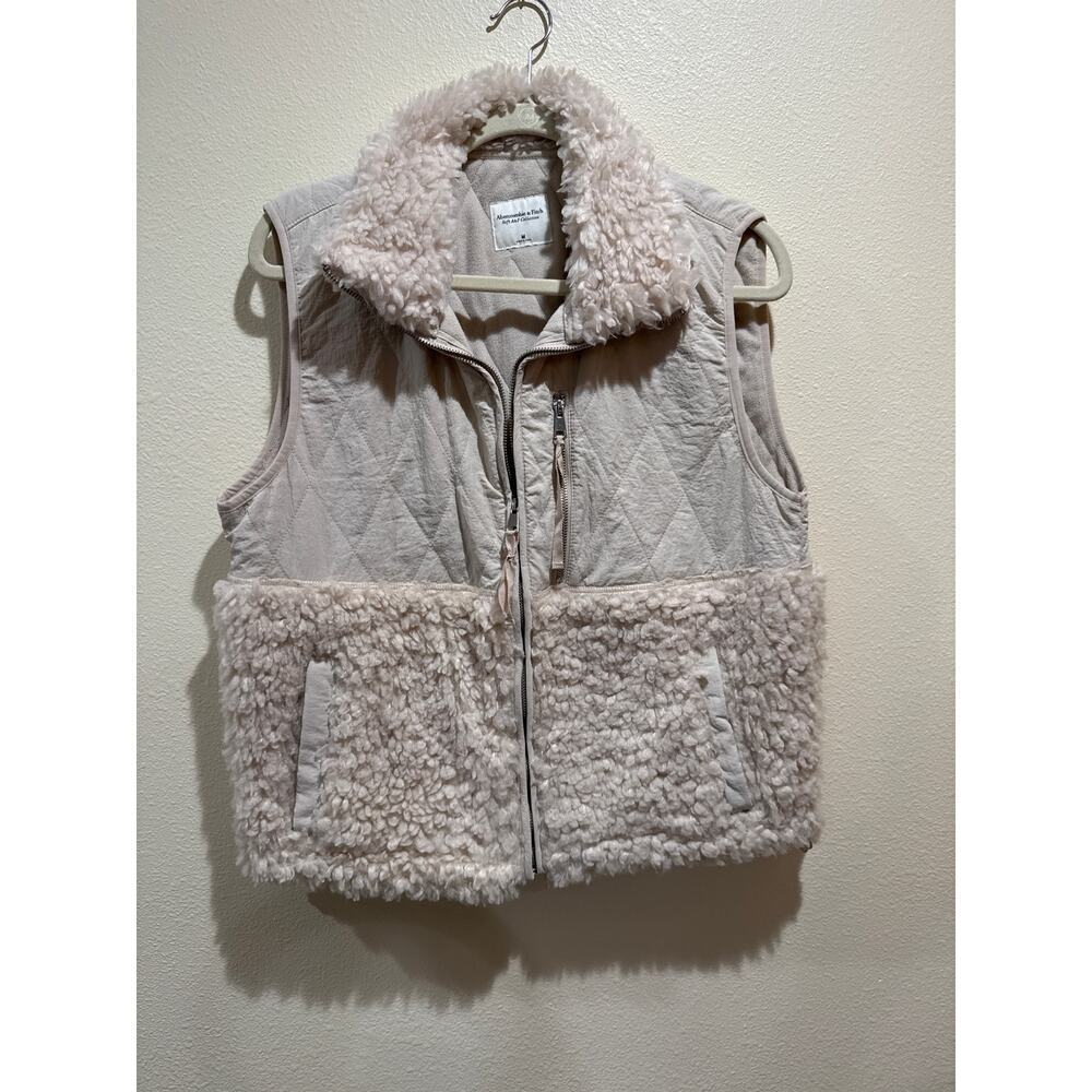 Abercrombie & Fitch Sherpa Quilted Vest Cream size medium